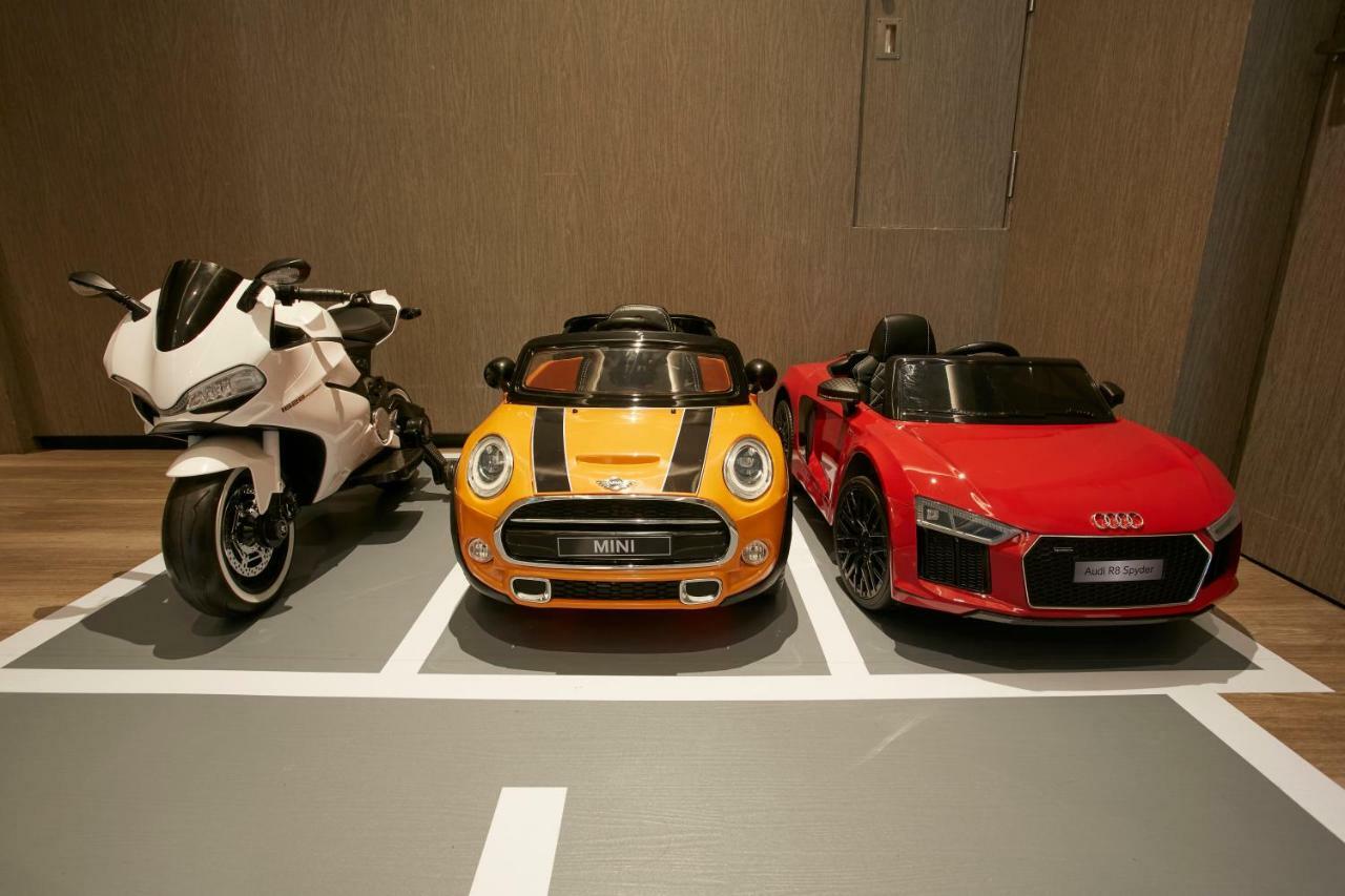 Mu Jiaoxi Hotel Екстер'єр фото Children's electric cars and motorcycle